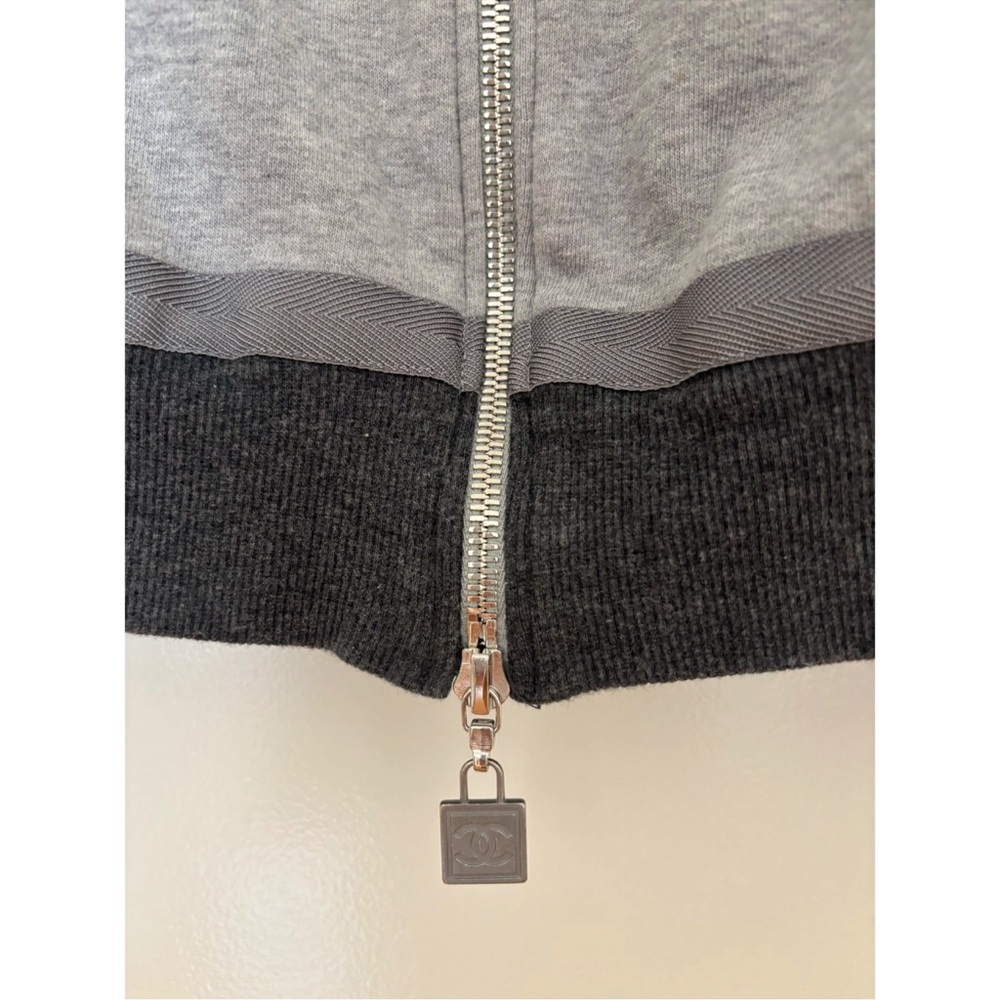 Authentic Chanel Sweater - Picture 4 of 9
